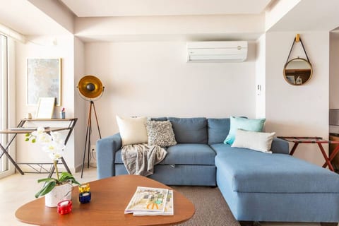 Stylish Beachfront Studio with Breakfast – Wake Up to Ocean Views!