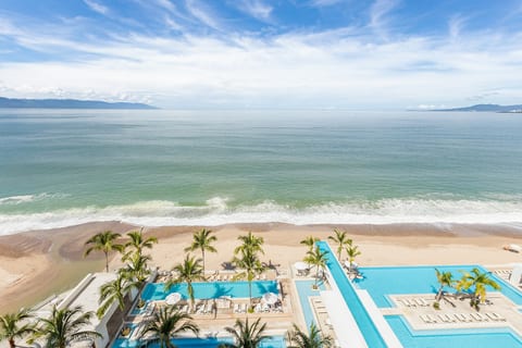 Luxury 2-Bedroom Beachfront Oasis – Two Balconies