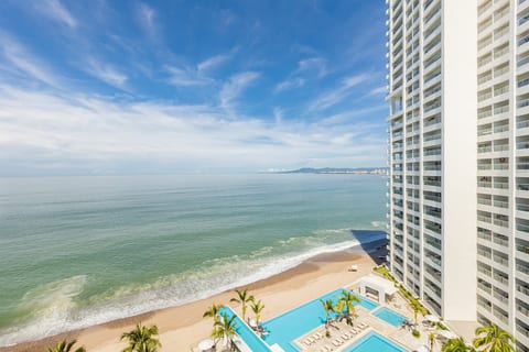 Luxury 2-Bedroom Beachfront Oasis – Two Balconies