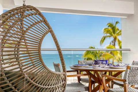 Vibrant Beachfront Studio - Breakfast Included