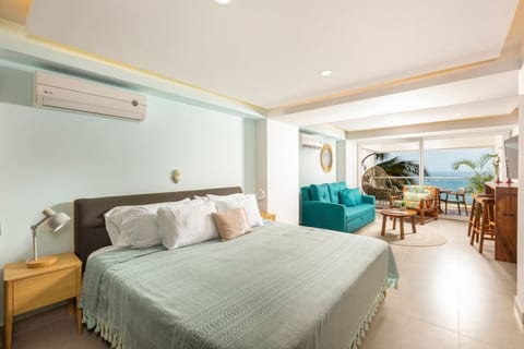 Vibrant Beachfront Studio - Breakfast Included