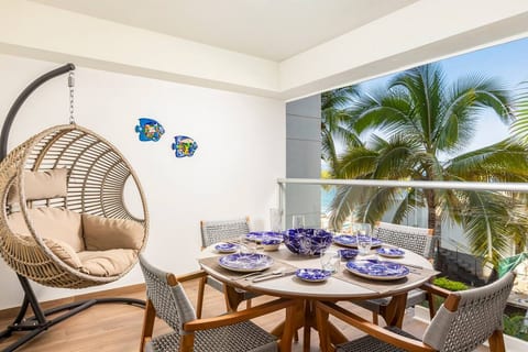 Vibrant Beachfront Studio - Breakfast Included