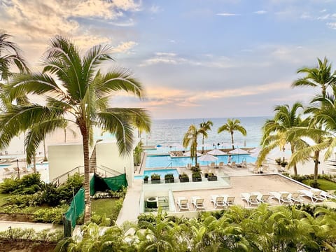 Vibrant Beachfront Studio - Breakfast Included