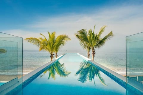Vibrant Beachfront Studio - Breakfast Included
