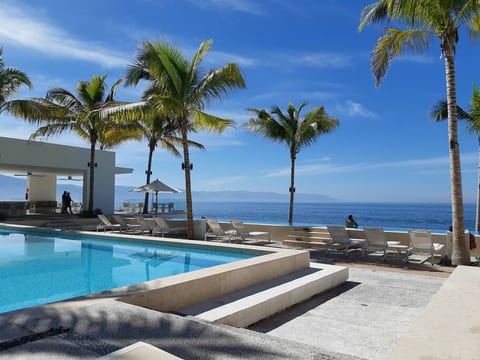Vibrant Beachfront Studio - Breakfast Included