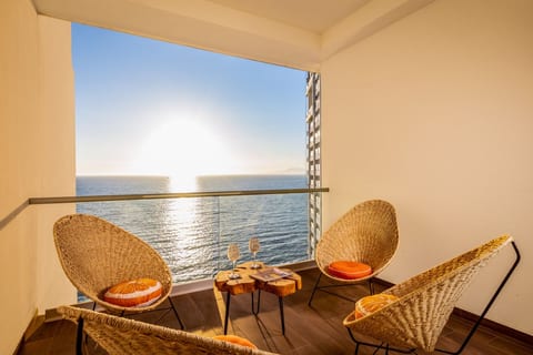 Chic Oceanfront Studio Loft – Unique Art & Views