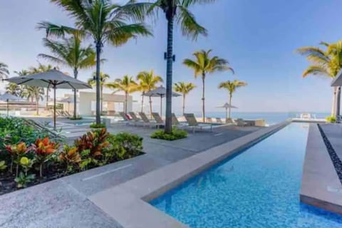 Wake Up to Ocean Views & Complimentary Breakfast!