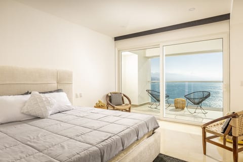 Breathtaking 2BR Oceanfront with Panoramic Views