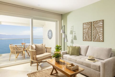 Dreamy Oceanview Getaway 🌴 1BR + Breakfast Included