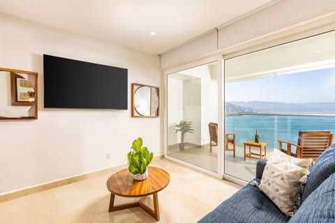 Lovely 1 Bedroom Beachfront Condo