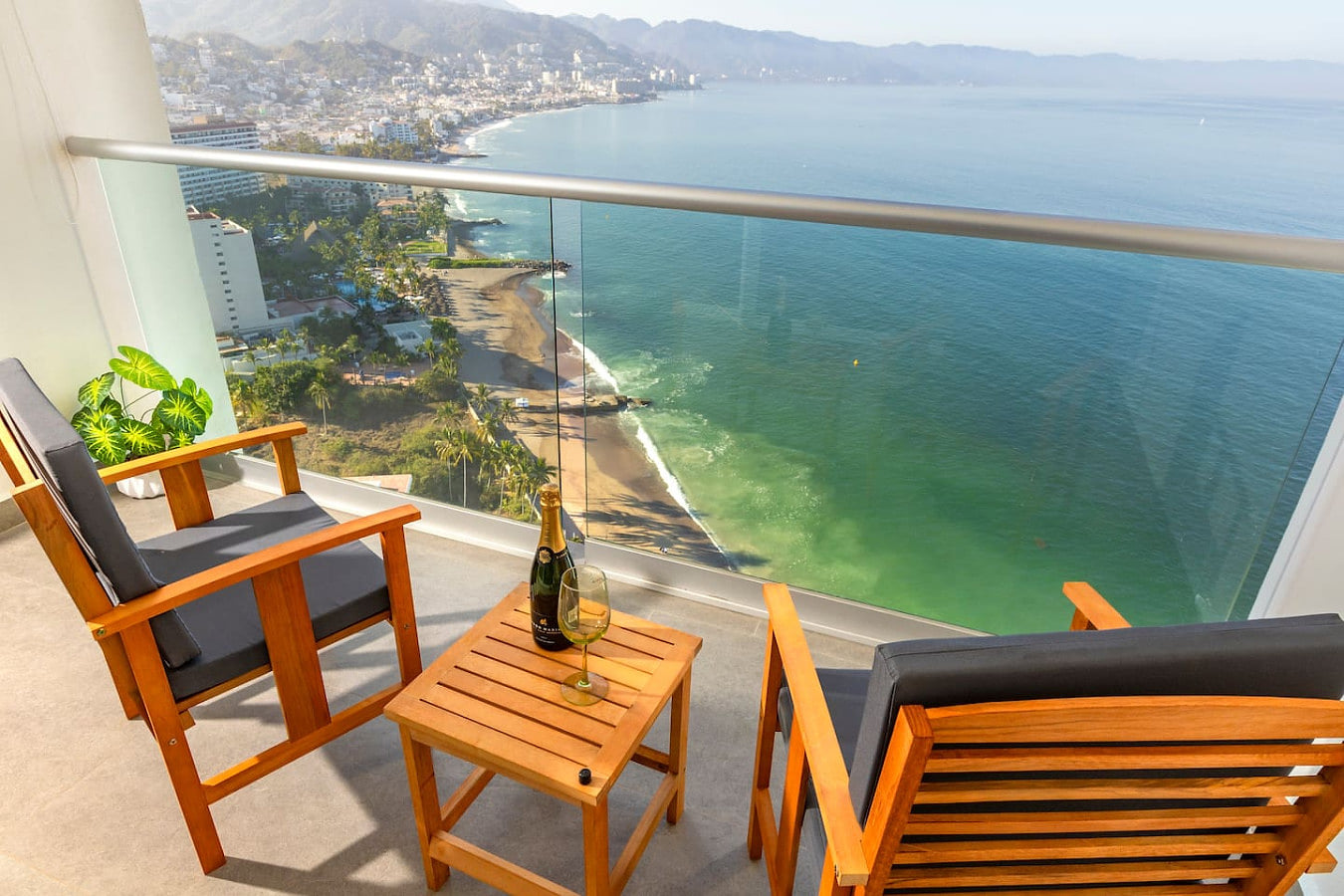Lovely 1 Bedroom Beachfront Condo - Free Breakfast