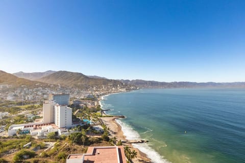 Modern 1 bedroom Beachfront Condo