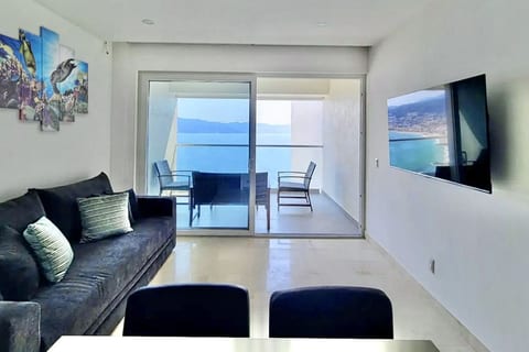 Oceanfront luxury 1BR with steps to the beach and minutes to Downtown