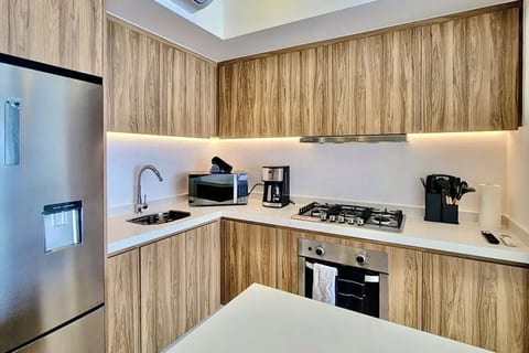 Oceanfront luxury 1BR with steps to the beach and minutes to Downtown