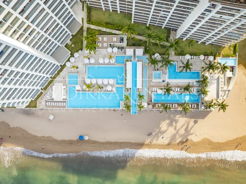 Designer 1BR Beachfront Retreat – Wake Up to the Waves