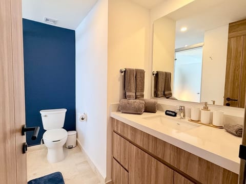 Sky-High Oceanfront Retreat for Two – Romantic 27th Floor Stay by Moikkarentals