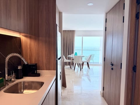 Sky-High Oceanfront Retreat for Two – Romantic 27th Floor Stay by Moikkarentals