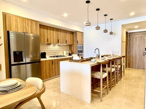 Beachfront 2BR 2baths - 8 Pools|by Moikkarentals