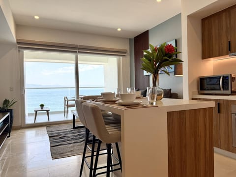🌴 Luxury Harbor Condo N702 | Ocean Views, 28th-Floor Rooftop Pool & Sky Gym