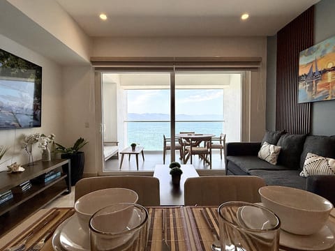 🌴 Luxury Harbor Condo N702 | Ocean Views, 28th-Floor Rooftop Pool & Sky Gym