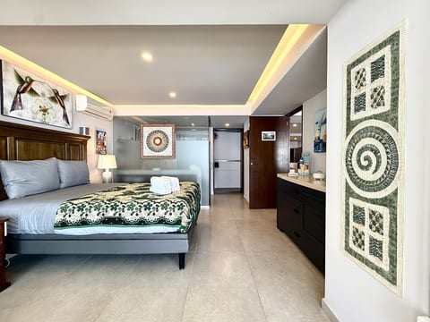 Beachfront 2BR Condo with Ocean Views, Huge Balcony & 8 Pools