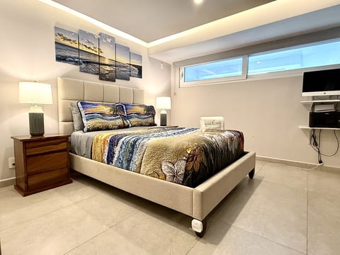 Beachfront 2BR Condo with Ocean Views, Huge Balcony & 8 Pools