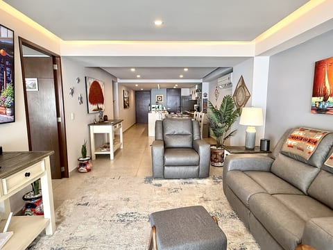 Beachfront 2BR Condo with Ocean Views, Huge Balcony & 8 Pools