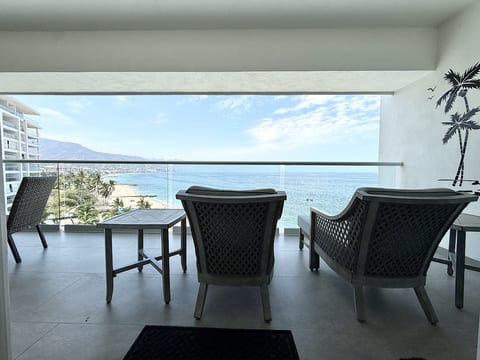 Luxury Oceanview Condo in Puerto Vallarta with Rooftop Pool (Harbor 171)