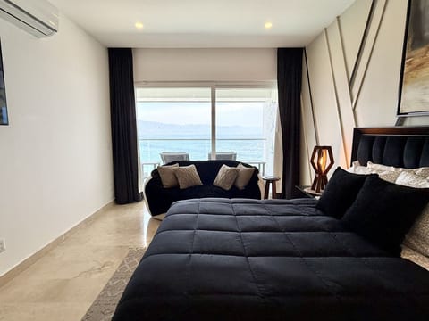 Luxury Oceanview Condo in Puerto Vallarta with Rooftop Pool (Harbor 171)