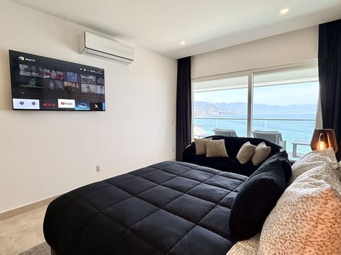 Luxury Oceanview Condo in Puerto Vallarta with Rooftop Pool (Harbor 171)