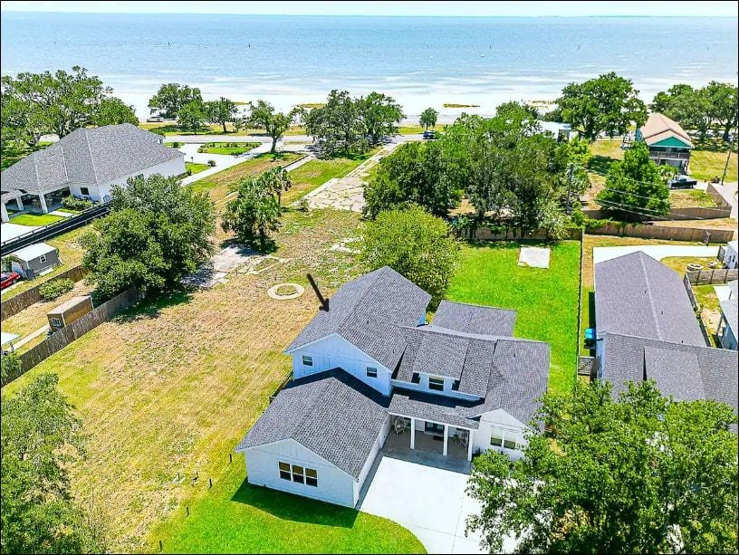 Only a 2 minute walk to the beach!