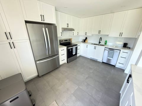 Bowen Island Ocean Retreat | Whole House | Hot Tub