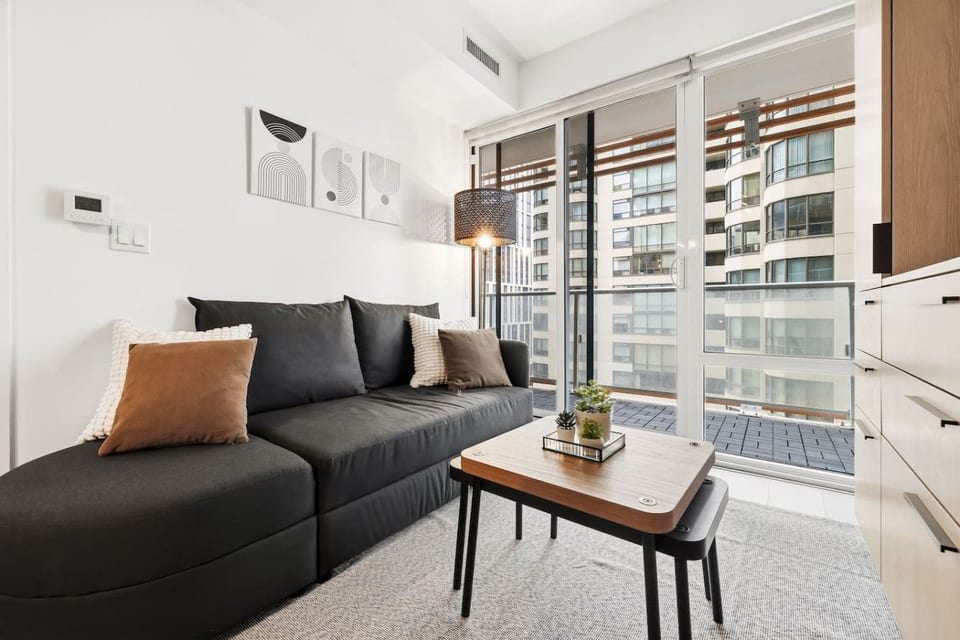 Steps to Wellesley Station| Balcony | Central Stay - Toronto