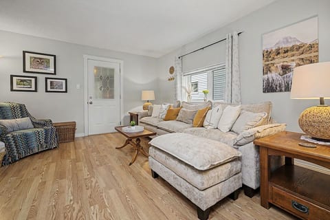 Riverside Retreat 2BR Cozy Bungalow in Parry Sound image 2