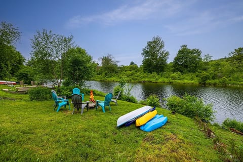 Riverside Retreat 2BR Cozy Bungalow in Parry Sound image 1