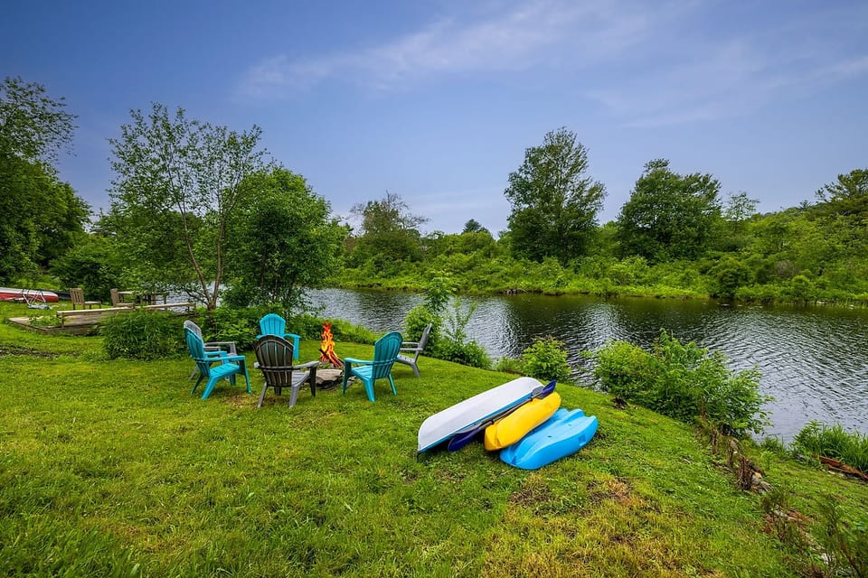 Riverside Retreat 2BR Cozy Bungalow in Parry Sound image 1