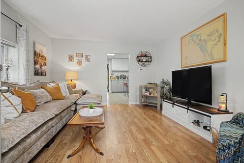 Riverside Retreat 2BR Cozy Bungalow in Parry Sound image 5