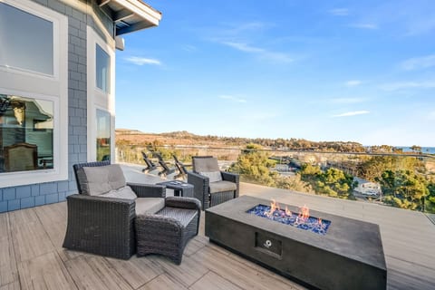 *Beautiful Ocean View Home! *Walk to the Beach*