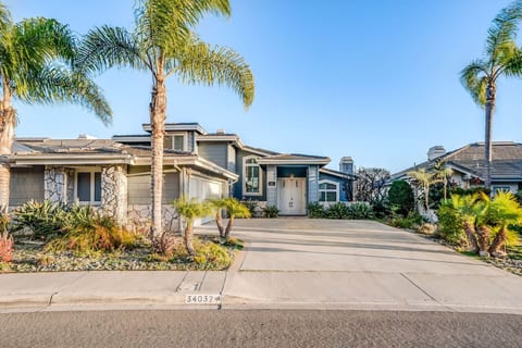 *Beautiful Ocean View Home! *Walk to the Beach*