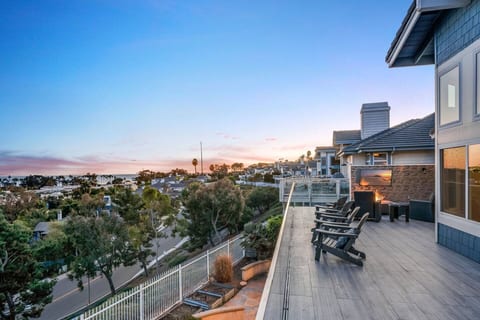 *Beautiful Ocean View Home! *Walk to the Beach*