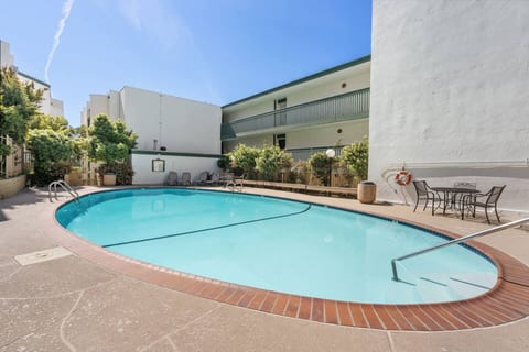 Cozy Condo with Pool, SPA + 10 mins to the beach!