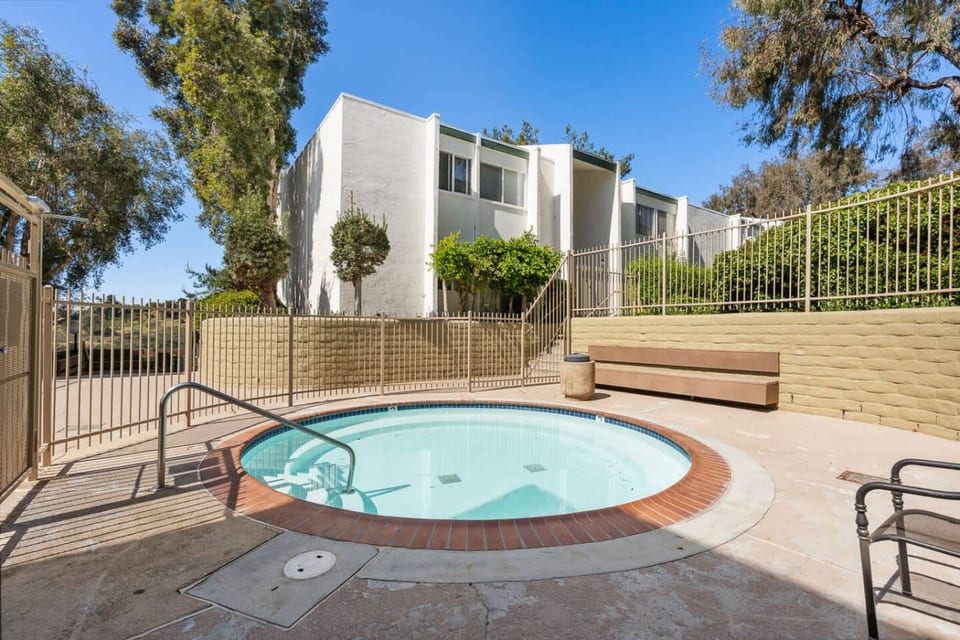 Cozy Condo with Pool, SPA + 10 mins to the beach! - San Diego