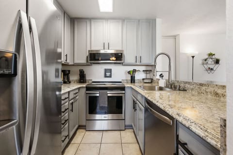 Cozy Condo with Pool, SPA + 10 mins to the beach!
