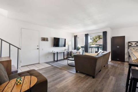 Cozy Condo with Pool, SPA + 10 mins to the beach!