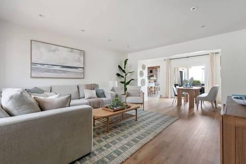 NEW Cozy, Modern Home with Hot Tub and Ocean Views