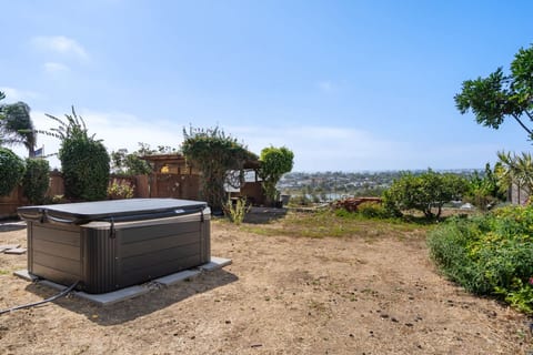 NEW Cozy, Modern Home with Hot Tub and Ocean Views