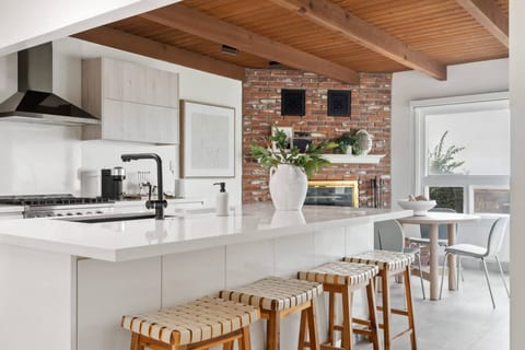 NEW Cozy, Modern Home with Hot Tub and Ocean Views