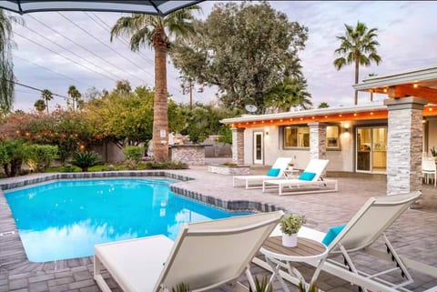 FREE Heated Pool! 5 Bedroom Oasis with Game Room!