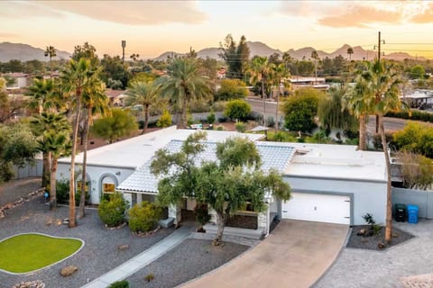 FREE Heated Pool! 5 Bedroom Oasis with Game Room!