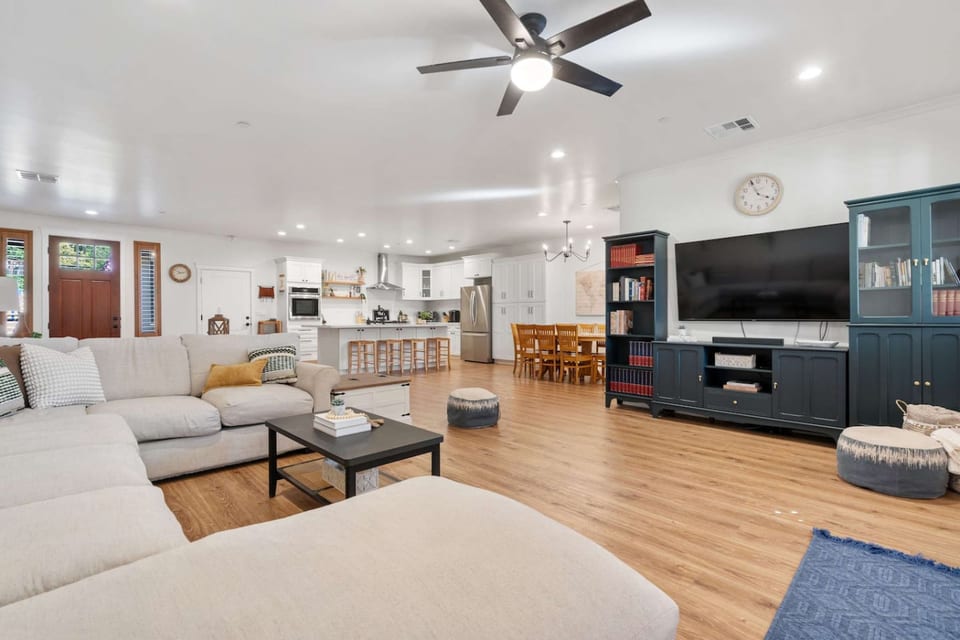 Escondido Oasis | Sleeps 10 + Hot Tub! - Escondido
